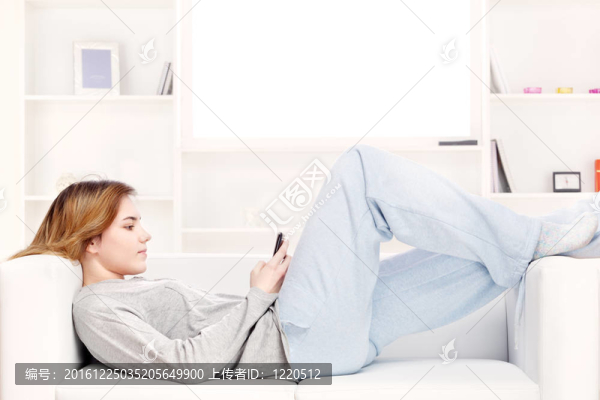 女孩在手機上寫信息