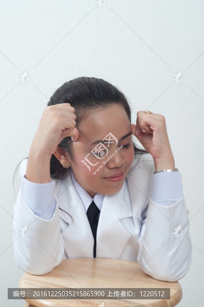 亞洲的泰國(guó)年輕女商人穿著白色-頭痛的概念
