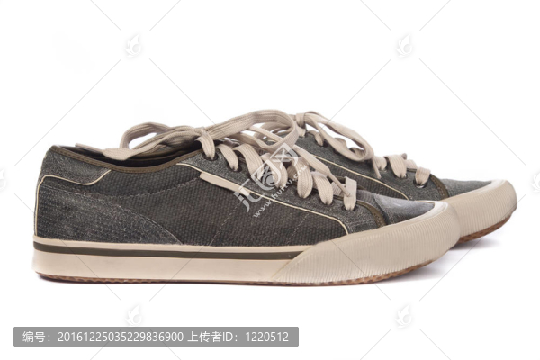 運(yùn)動(dòng)鞋。