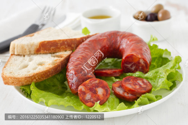 盤子上有面包的香腸