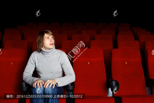 看電影的年輕人
