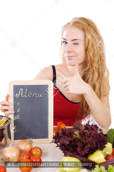 女人眨眼的菜單板；蔬菜和大拇指