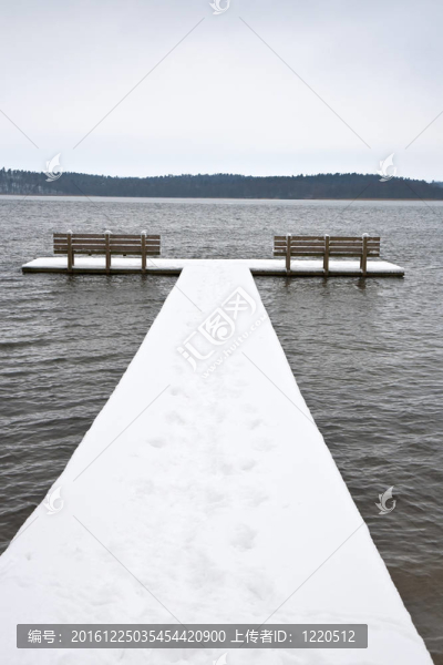 在碼頭的雪浴