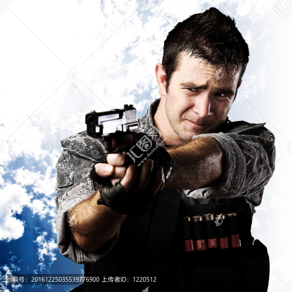 年輕的士兵瞄準(zhǔn)