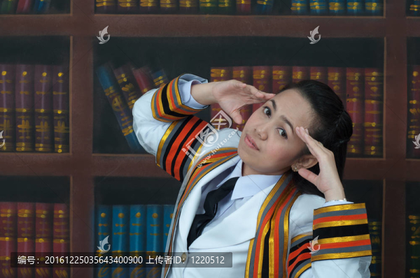 亞洲的泰國(guó)吸引女學(xué)生在圖書館頭痛研究