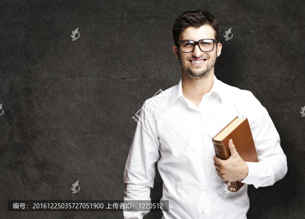 男子拿著書