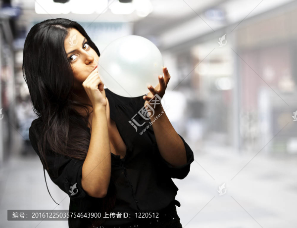 女人吹氣球