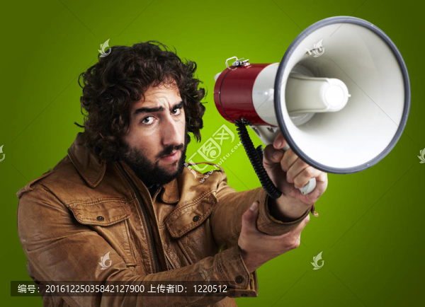 男子拿著擴音器