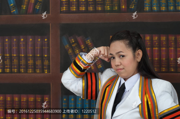 亞洲的泰國吸引女學生在圖書館頭痛研究