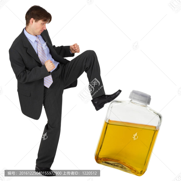 男子踢了一瓶汽油