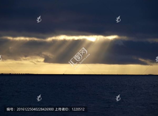 太陽穿過云層
