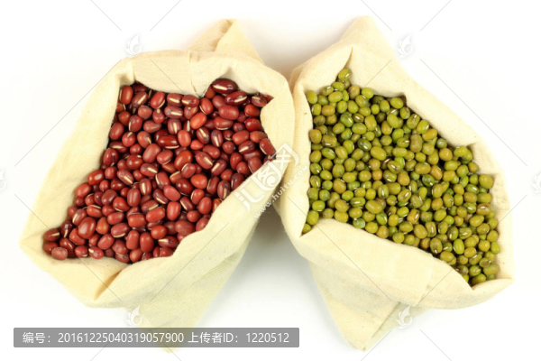 在織物袋有機(jī)紅豆和綠豆。