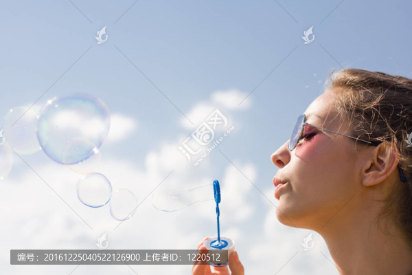 青年；樂(lè)趣與自由。