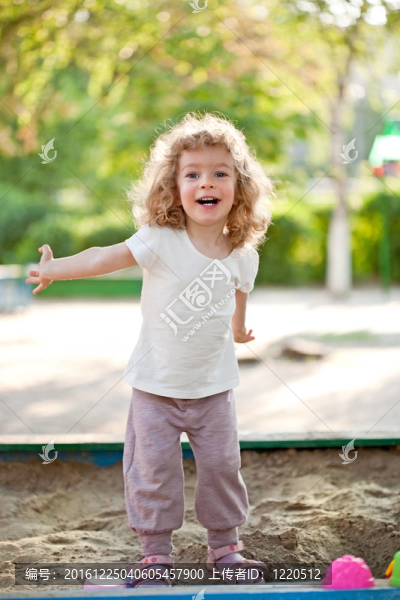 孩子在操場上