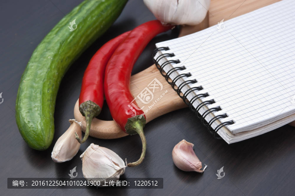 烹飪食譜和蔬菜的筆記本