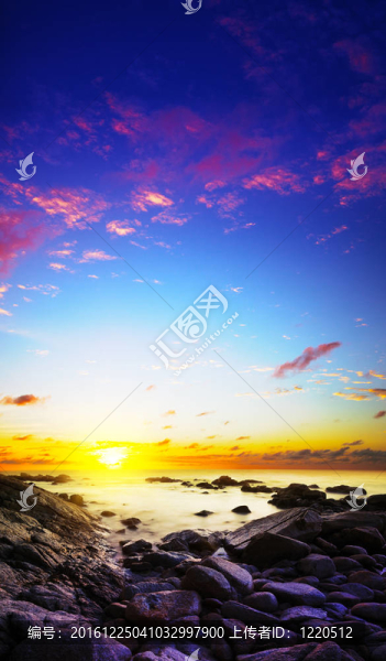在海上看到壯觀的日落。長(zhǎng)曝光鏡頭。v