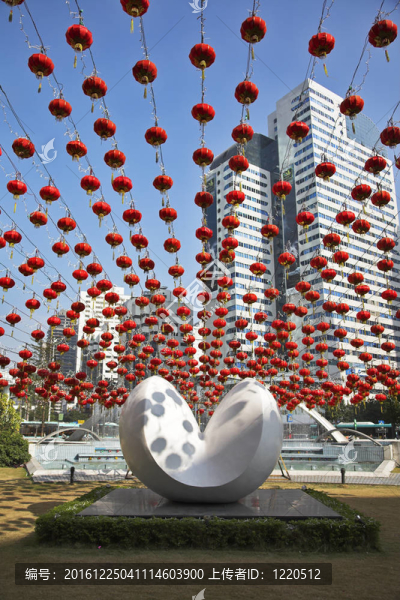 傳統(tǒng)紅燈籠與現(xiàn)代抽象雕塑；