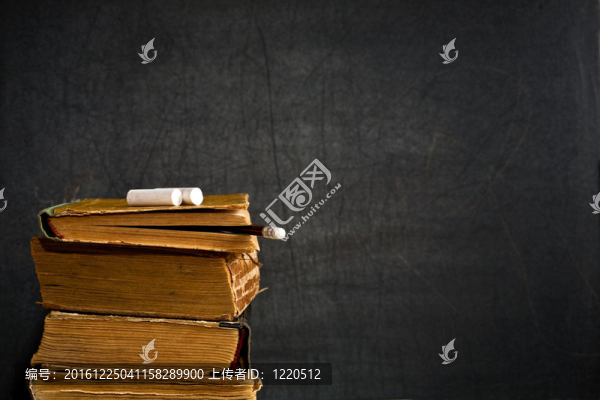 舊教科書上的粉筆和鉛筆