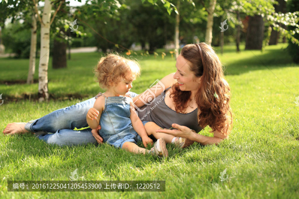 夏日公園里帶著孩子的女人