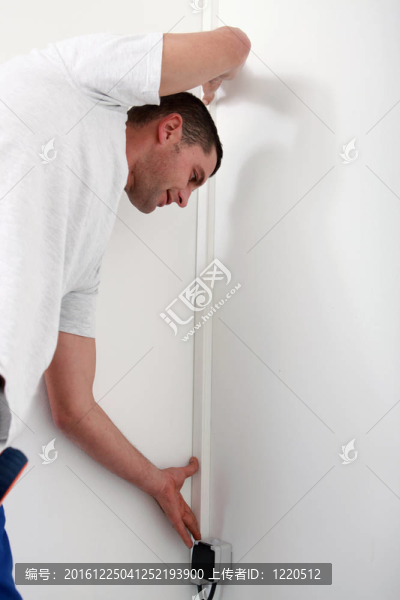 男人隱藏布線