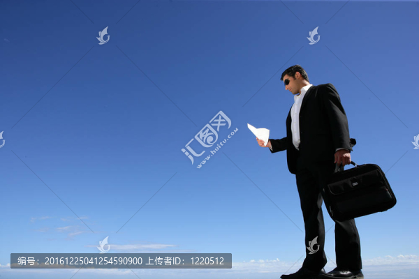 商人拿著公文包對(duì)著藍(lán)天