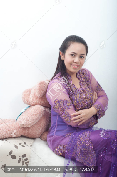 亞洲的泰國女紫色穆斯林服飾-,banduang擁抱是