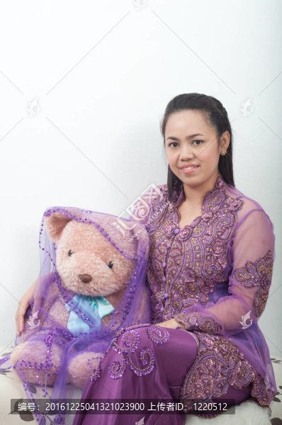 亞洲的泰國女紫色穆斯林服飾-,banduang擁抱是