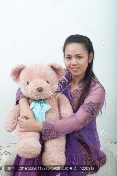 亞洲的泰國女紫色穆斯林服飾-,banduang擁抱是
