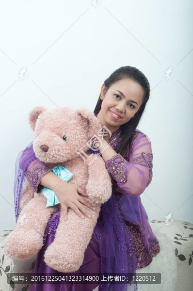 亞洲的泰國女紫色穆斯林服飾-,banduang擁抱是