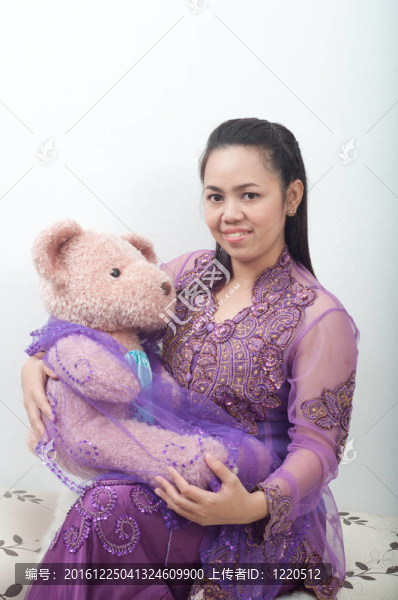 亞洲的泰國(guó)女紫色穆斯林服飾-,banduang擁抱是