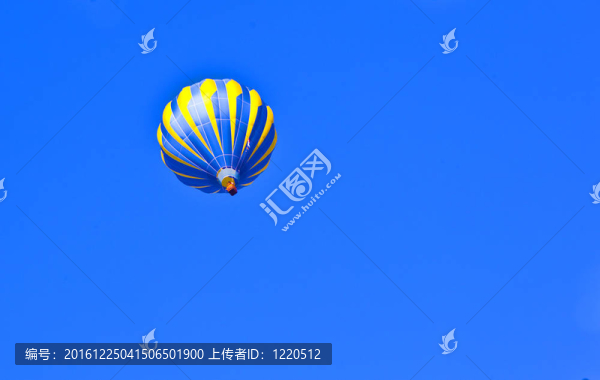 藍(lán)天上空的森林氣球