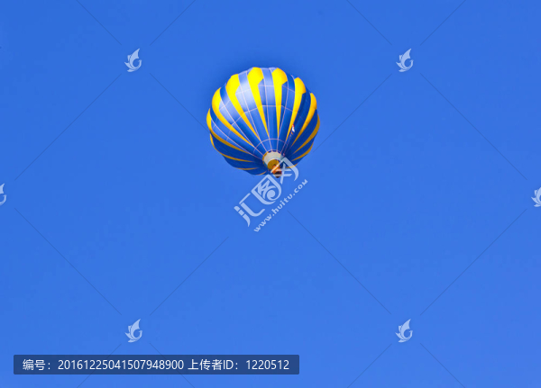 藍(lán)天上空的森林氣球