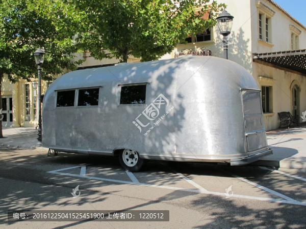 典型的金屬灰色老篷車；1950