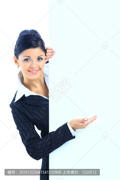 快樂的微笑的年輕女商人顯示空白的招牌；孤立在白色背景