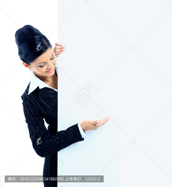快樂的微笑的年輕女商人顯示空白的招牌；孤立在白色背景
