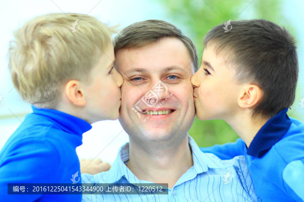 小男孩親爸爸