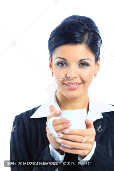 快樂微笑的女商人喝咖啡的肖像；在白色背景下孤立