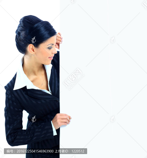 快樂的微笑的年輕女商人顯示空白的招牌；孤立在白色背景