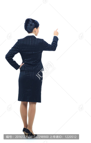 微笑商業(yè)女性的指點與呈現(xiàn)；白色背景下的全長人像。