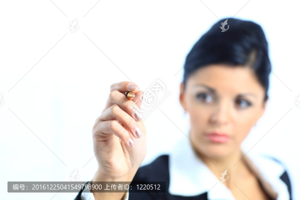 快樂微笑的年輕漂亮的商業(yè)女性在屏幕上用黑色標(biāo)記書寫或畫東西；在白色背景下孤立
