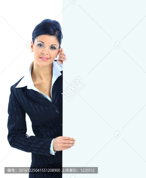 快樂的微笑的年輕女商人顯示空白的招牌；孤立在白色背景