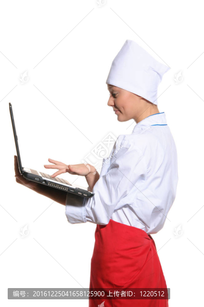 快樂女人用筆記本做飯