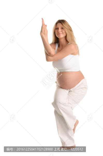 孕婦站立和練習瑜伽