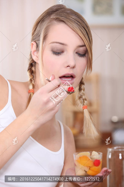 年輕婦女吃水果沙拉