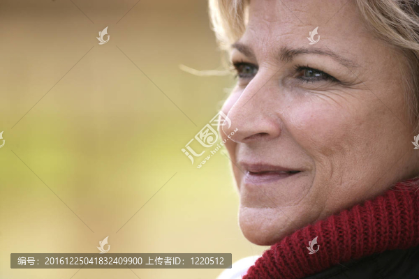 成熟的女人看著微笑