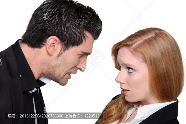 穿西裝的男人和年輕女人爭吵