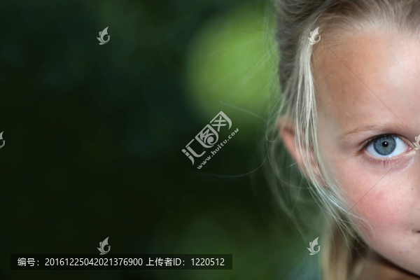 公園里的小女孩