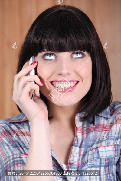 在電話里咧嘴大笑的女人