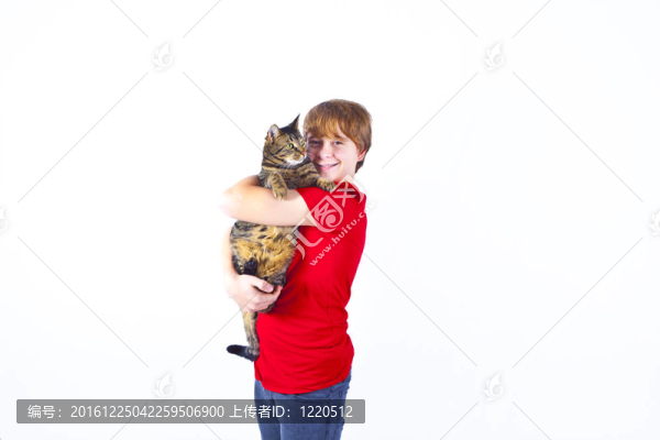 可愛(ài)的男孩抱著他的貓