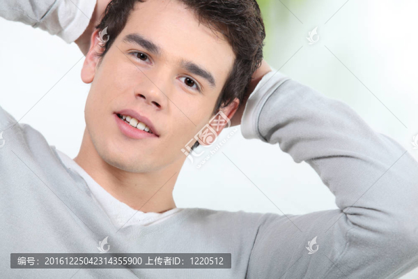 男人伸出雙臂